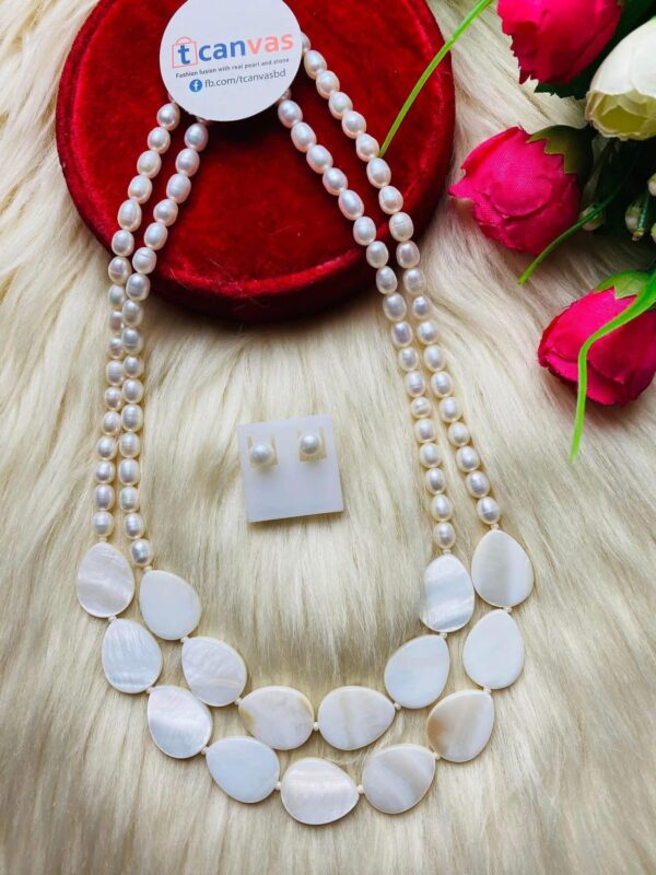 Double layered pearl necklace